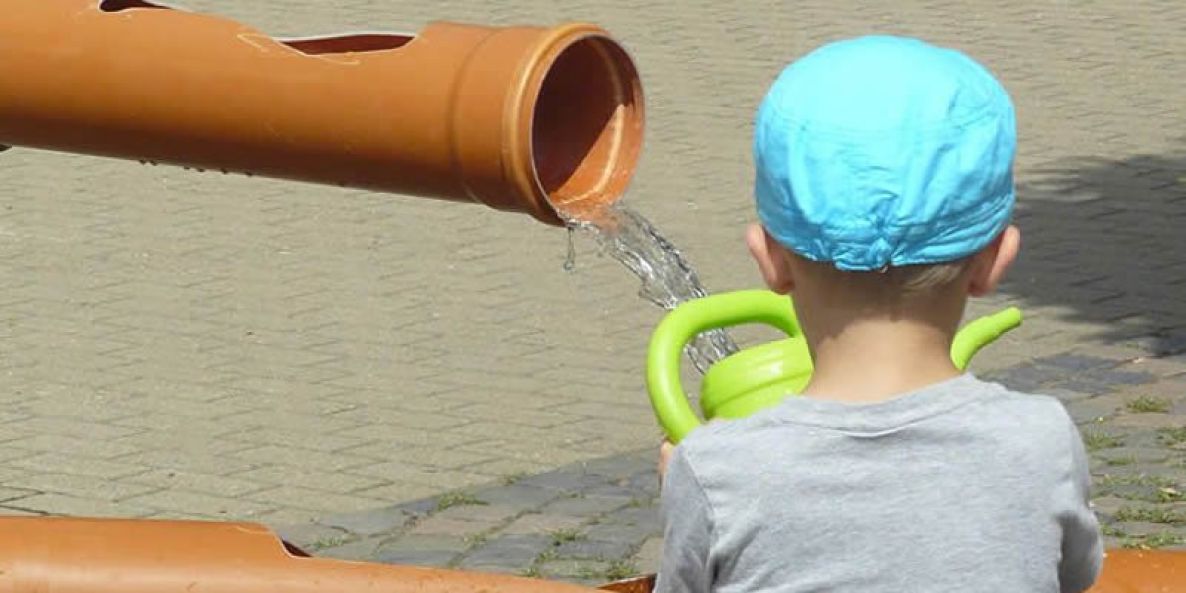 Wasserbahn - Junge mit Gießkanne - Funtasiewelt Kinder-Events