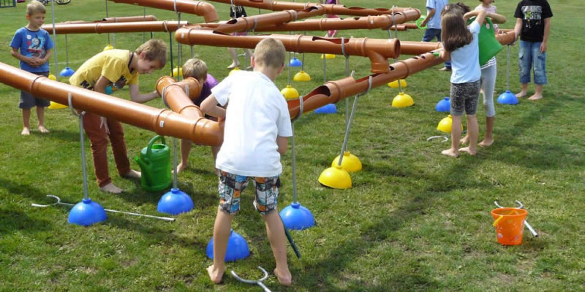 Wasserbahn - Kinder stecken Rohre zusammen - Funtasiewelt Kinder-Events