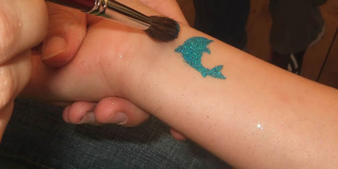 Glitzer-Tattoos - Motiv Delfin (Pinselauftrag) - Funtasiewelt Kinder-Events