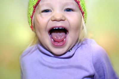 Lachendes Kind mit fröhlichen Emotionen