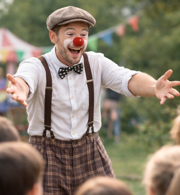 Clown spielt vor Publikum