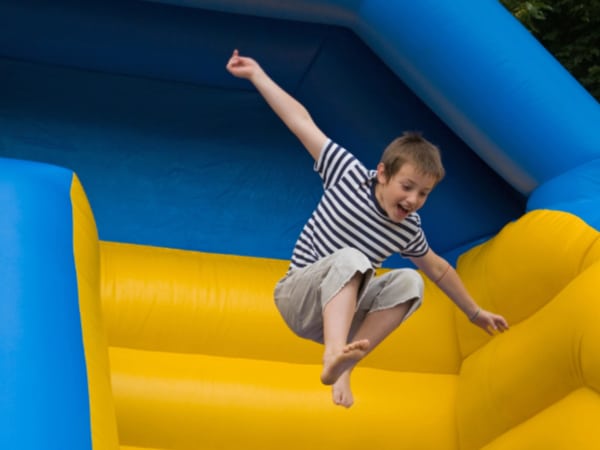 Junge tobt auf einer Hüpfburg