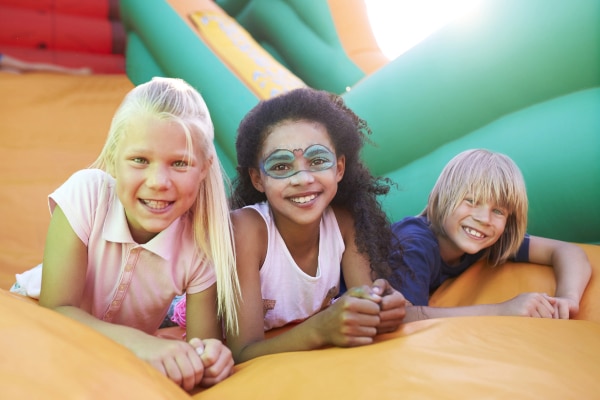 Fröhliche Kinder auf einer Hüpfburg