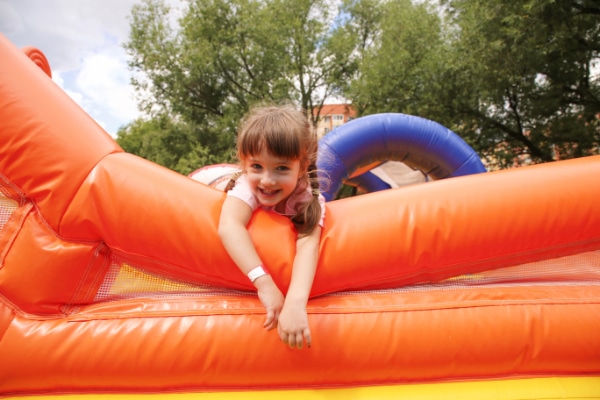 Fröhliches Kind auf einer Hüpfburg