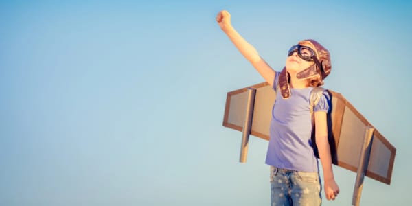 Junge mit Flügeln und Fliegerbrille