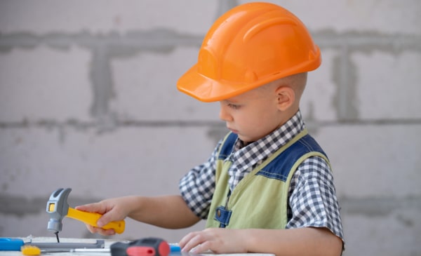 Sicherheit - Junge mit Helm