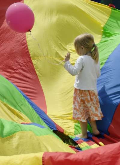 kind-mit-ballon-im-fallschirm-01-400x550px