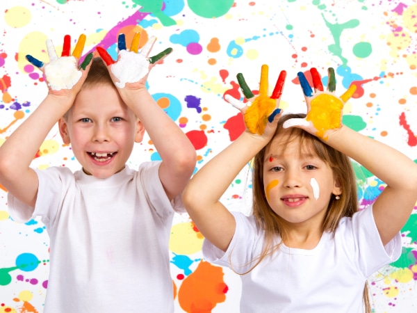 Kinder spielen mit Malfarben