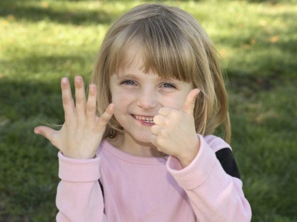 Kind zählt und rechnet mit Fingern