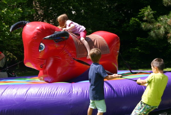 Kinder spielen beim Bullriding