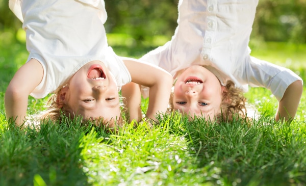 Kopfstand - Kinder stehen Kopf