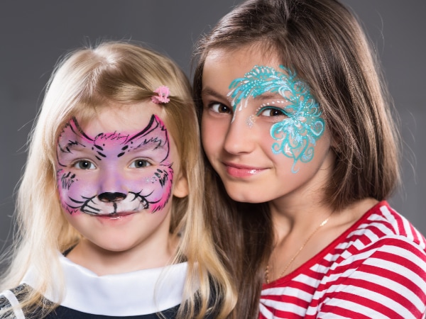 Zwei Kinder mit geschminkten Gesichtern - Kinderschminken