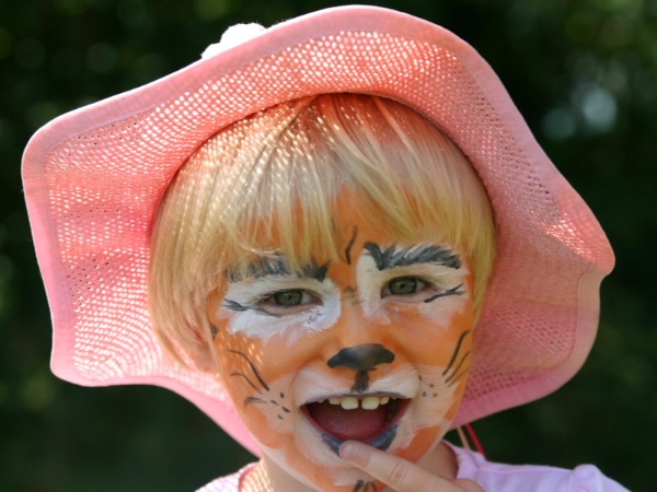kinderschminken-tiger-mit-hut-01-600-450