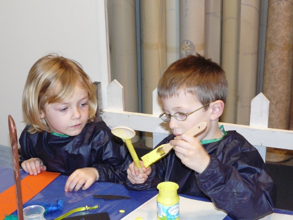 Kinder bemalen Holzlöffel zu Ostern