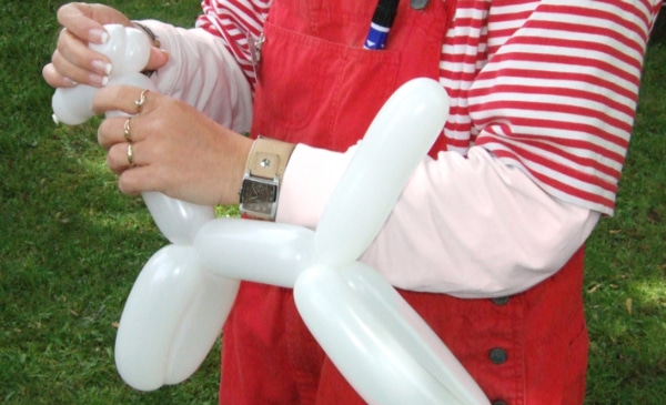 Luftballonmodellage - Hände mit Drehbewegungen