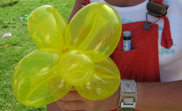 Luftballonkünstler modelliert eine Blume