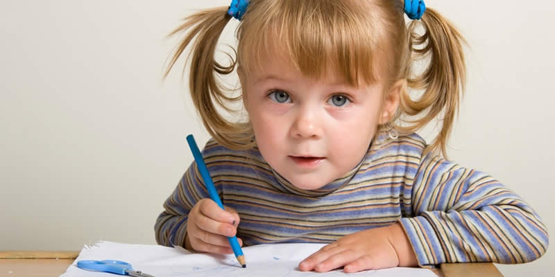 Mädchen schreibt Brief - Funtasiewelt
